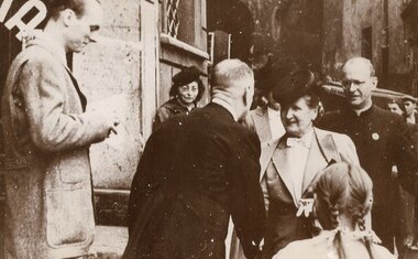 Paní prezidentová H. Benešová na návštěvě v Charitě, 1945