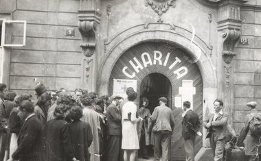Péče o navrátilce pod ochranou mezinárodního Červeného kříže, květen 1945