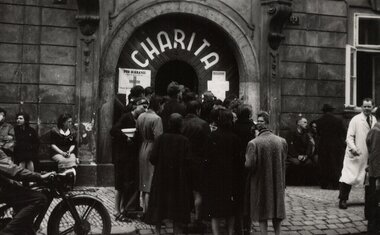 Péče o navrátilce, Praha roku 1945