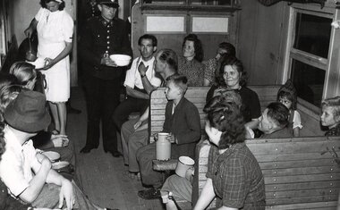 První organ. péče o navrátilce z koncentračních táborů. Poskytování teplého jídla vyhladovělým - zdarma z dobrovolnických darů, Charita, Praha