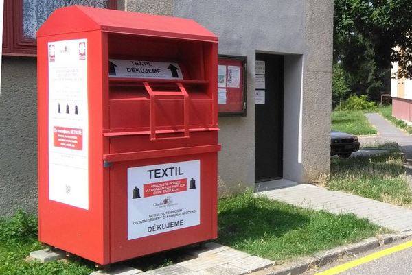 Charitní sběrný kontejner na textil