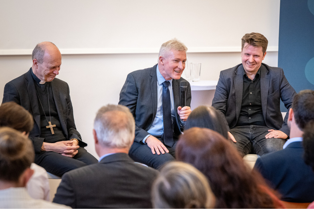 Odborná debata o etice ve zdravotnictví, zleva: biskup Mons. Antonín Basler, kněz a spisovatel P. Marek Orko Vácha a publicista František Kalenda, foto: Anička Guthrie, Člověk a víra