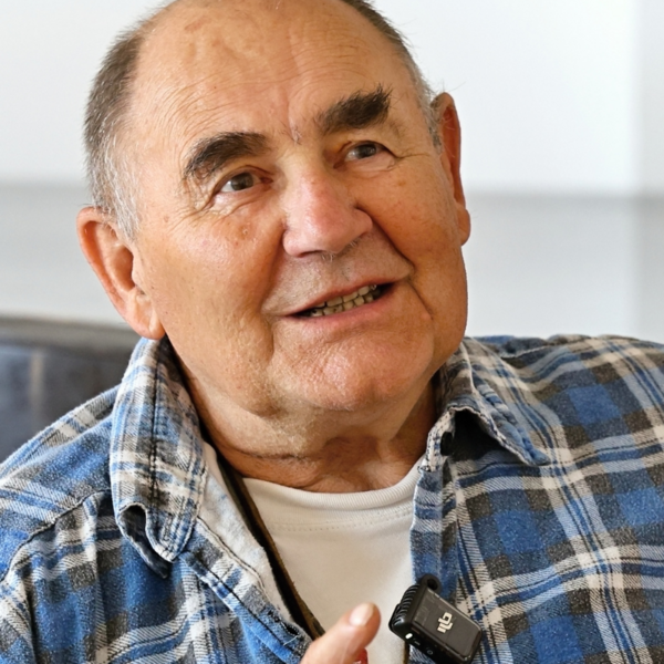 Pan Dominik, Domov na Pahorku