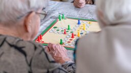 Chcete mít rodiče u sebe, ale musíte chodit do práce? Pomůže denní stacionář