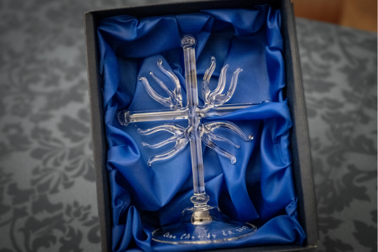 Cena Charity ČR z dílny novoborského sklářského mistra Davida Wünsche