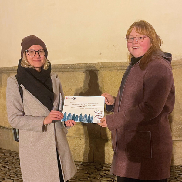 Ráchel (vpravo) při předání poukazu s pracovnicí Charity (vlevo) Ráchel (vpravo) při předání poukazu s pracovnicí Charity (vlevo)