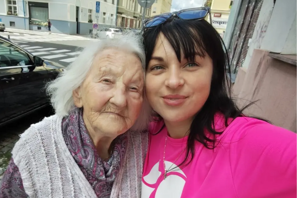 Uliana, pečovatelka Charity Praha – Holešovice, se svou nejstarší klientkou paní Olgou (102 let), které pomáhá zůstat doma až do posledních chvil. Uliana, pečovatelka Charity Praha – Holešovice, se svou nejstarší klientkou paní Olgou (102 let), které pomáhá zůstat doma až do posledních chvil.