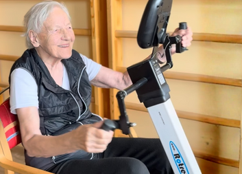 Cvičení pro seniory doma: Jak Charita pomáhá udržet pohyb, paměť i soběstačnost