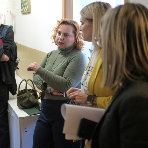 Michaela Lochmanová, vedoucí nízkoprahového zařízení pro děti a mládež Coolna Žatec a Helena Houfková, vedoucí sociální pracovnice Zařízení pro děti vyžadující okamžitou pomoc, foto: Lubomír Kotek Michaela Lochmanová, vedoucí nízkoprahového zařízení pro děti a mládež Coolna Žatec a Helena Houfková, vedoucí sociální pracovnice Zařízení pro děti vyžadující okamžitou pomoc, foto: Lubomír Kotek