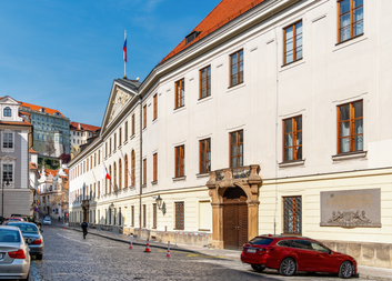 Poslanecká sněmovna schválila zákon o podpoře bydlení. Charita vítá změny, upozorňuje ale na rizika