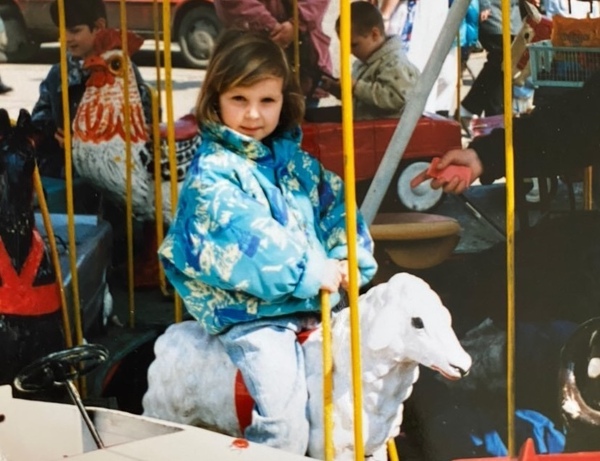 Yanna s nejoblíbenějším zvířátkem (ovečkou) Yanna s nejoblíbenějším zvířátkem (ovečkou)