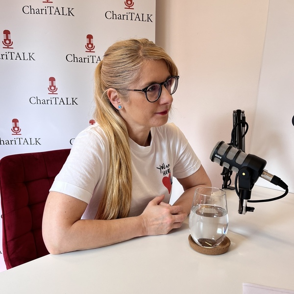 Lea Surovcová při natáčení podcastu ChariTALK