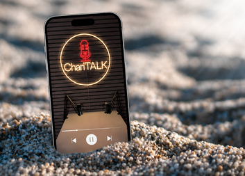 Co poslouchat na dovolené? Vybrali jsme za vás 15 tipů z podcastu ChariTALK