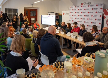 Poverty Watch 2026 upozorňuje: Česko potřebuje práci migrantů, ale část z nich nechává bez ochrany před chudobou